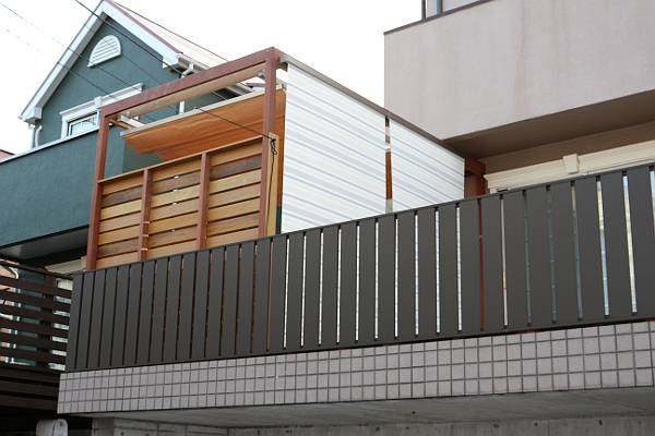 神奈川県横浜市青葉区O邸　目隠しフェンスとパーゴラ、シェードで完全プライベート空間。オーニングで雨の日も外で食事も可能に。