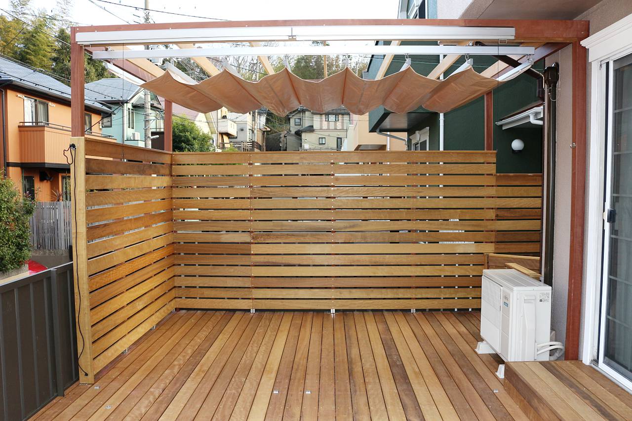 神奈川県横浜市青葉区O邸　目隠しフェンスとパーゴラ、シェードで完全プライベート空間。オーニングで雨の日も外で食事も可能に。