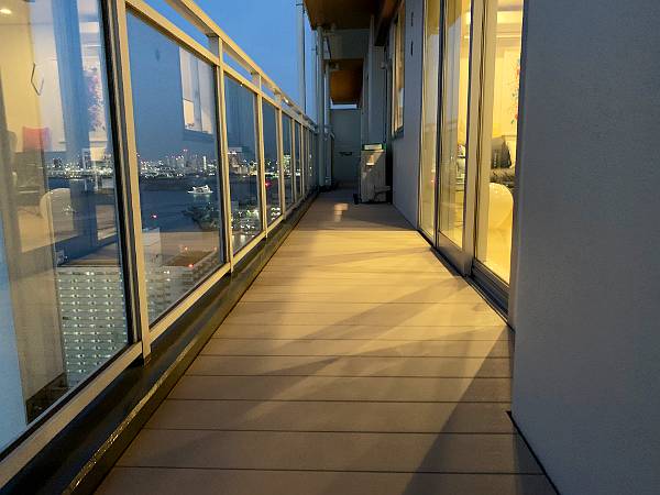 東京都港区 H邸　高層マンションのバルコニーデッキ。色にこだわった樹脂木デッキ。