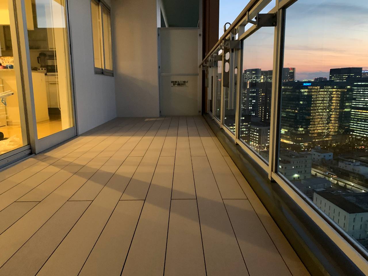東京都港区 H邸　高層マンションのバルコニーデッキ。色にこだわった樹脂木デッキ。