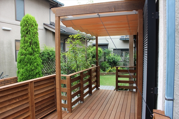 神奈川県横浜市青葉区 Ｔ邸 手造りルーバーフェンスで快適な空間を作ったガーデンデッキ