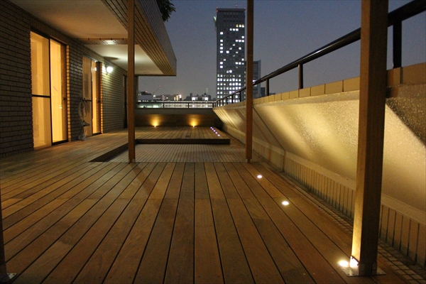 東京都新宿区 D邸 マンション大規模修繕を終えたルーフバルコニーを夜景に溶け込む安らぎの空間に