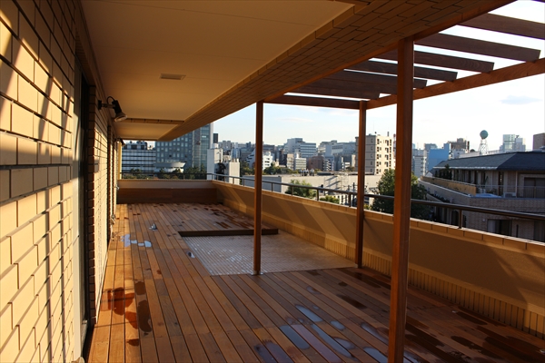 東京都新宿区 D邸 マンション大規模修繕を終えたルーフバルコニーを夜景に溶け込む安らぎの空間に