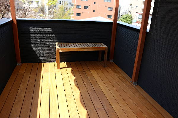 神奈川県川崎市高津区 Ｔ邸　4Ｆ屋上にリラックス空間を！オーニング付きのバルコニーデッキでのんびりと