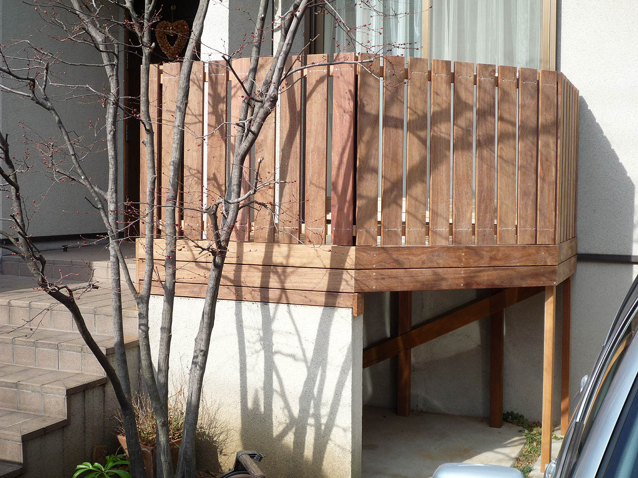 神奈川県横浜市青葉区 S邸 腐ったウッドデッキつくり替え 美しいイぺフェンスとデッキ上のミニ菜園