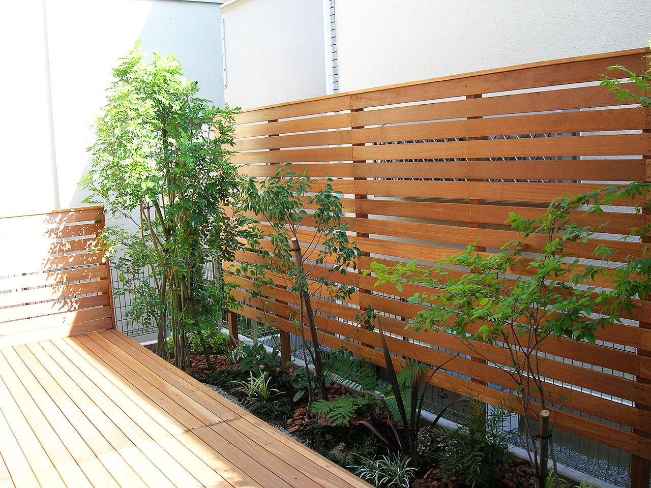 ガーデンデザイン（玄関から続くジャパニーズモダンの植栽の庭）