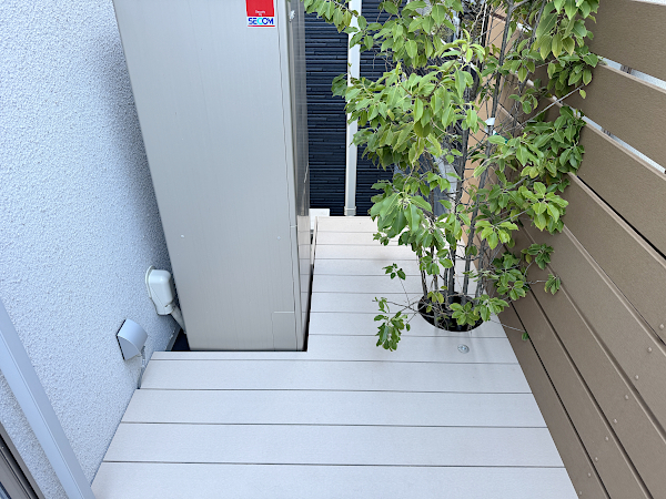 【大田区 一戸建て庭 樹脂木デッキ】after_03