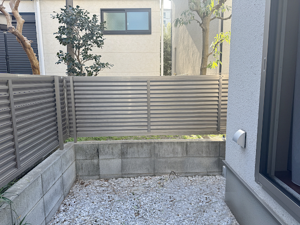 【大田区 一戸建て庭 樹脂木デッキ】before_02