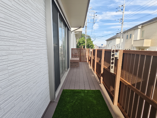 【横浜市保土ヶ谷区 一戸建て庭 樹脂木デッキ】after_01