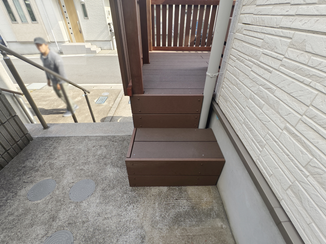 【横浜市保土ヶ谷区 一戸建て庭 樹脂木デッキ】after_02