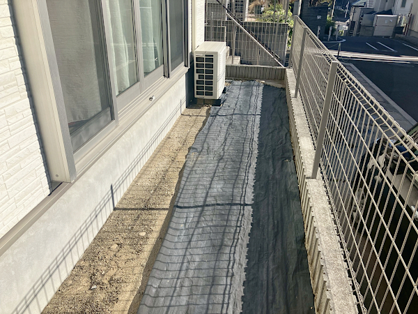【横浜市保土ヶ谷区 一戸建て庭 樹脂木デッキ】before_01
