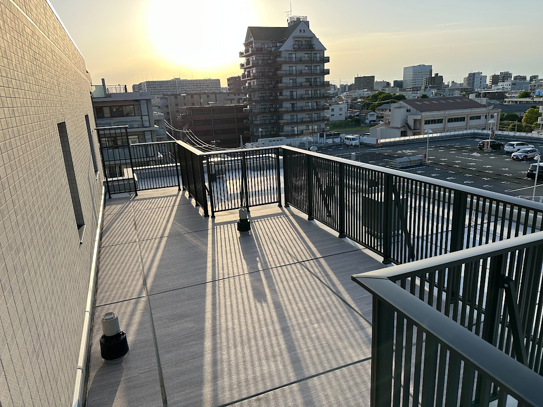 【川崎市高津区 マンションルーフバルコニー 樹脂木デッキ 】before_01