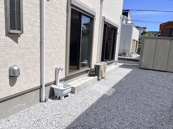 【横浜市金沢区 一戸建て庭 樹脂木デッキ】A