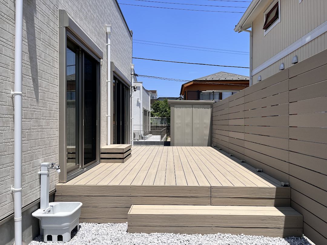【横浜市金沢区 一戸建て庭 樹脂木デッキ】A2