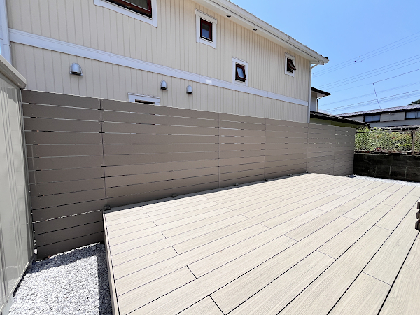 【横浜市金沢区 一戸建て庭 樹脂木デッキ】B1