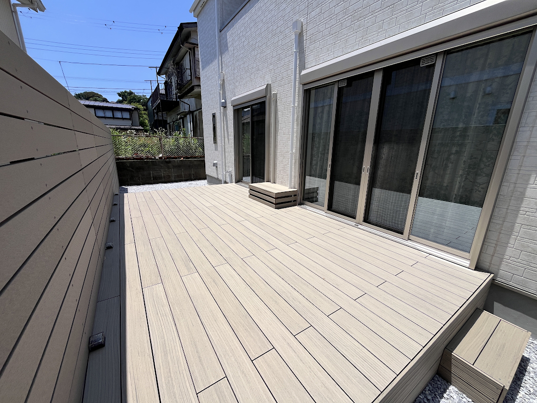 【横浜市金沢区 一戸建て庭 樹脂木デッキ】B3