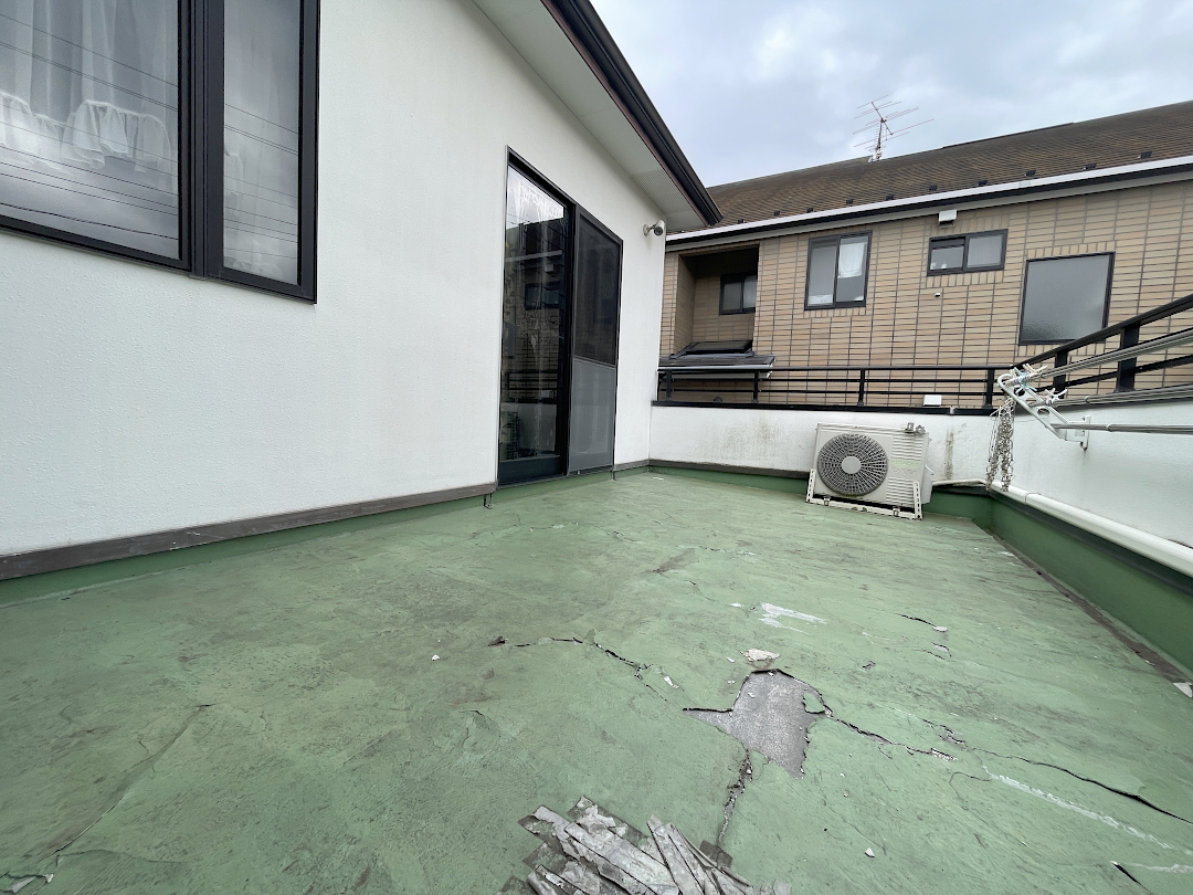 【横浜市中区 一戸建てバルコニー ウッドデッキ】before_01