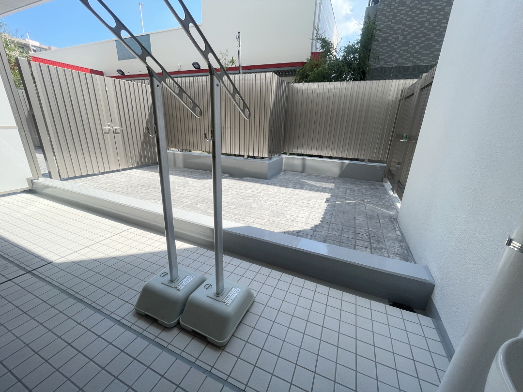 【世田谷区 マンション専用庭 樹脂木デッキ】before_01