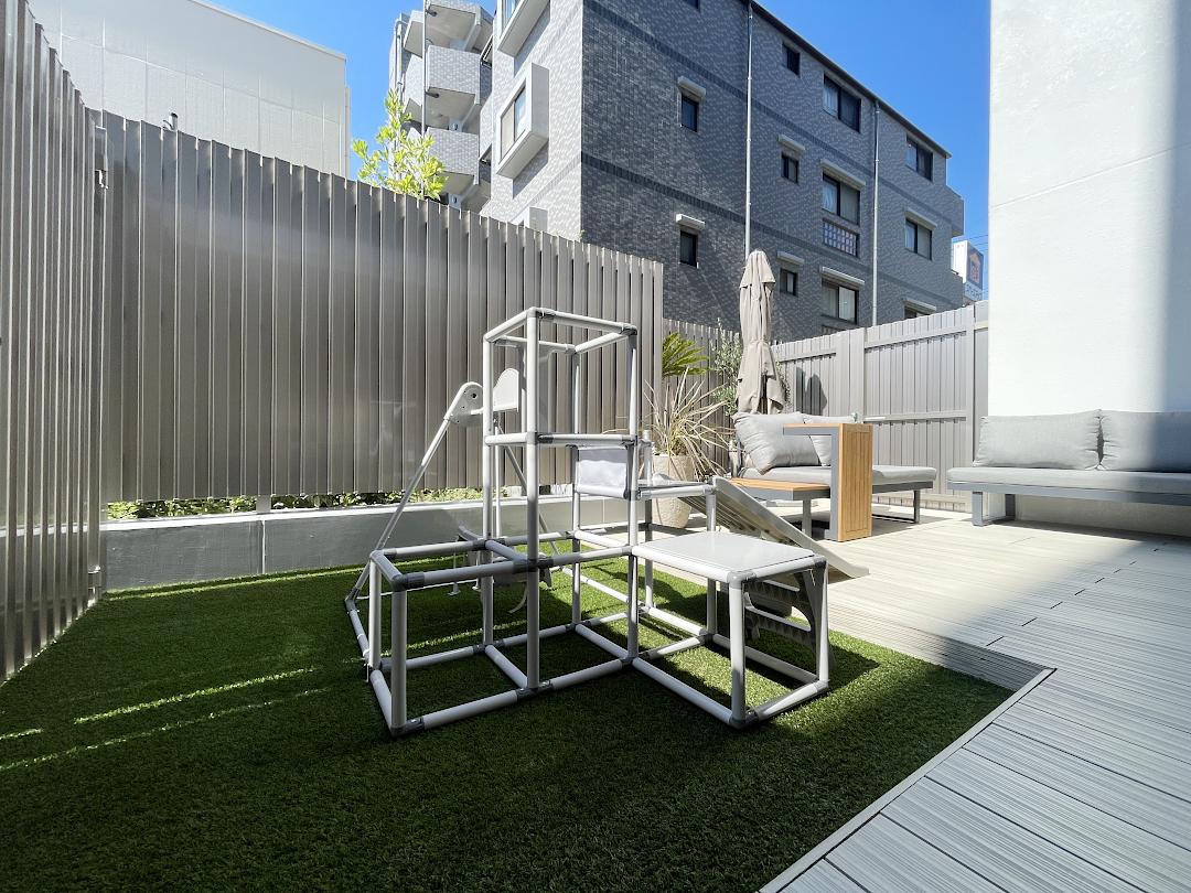 【世田谷区 マンション専用庭 樹脂木デッキ】after_02