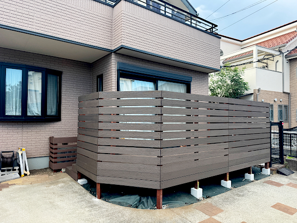 【 町田市 一戸建て庭 樹脂木デッキ】after_02