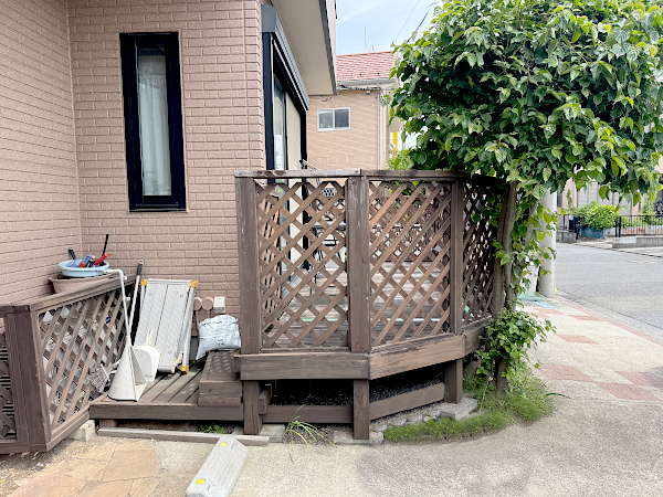 【 町田市 一戸建て庭 樹脂木デッキ】before_02