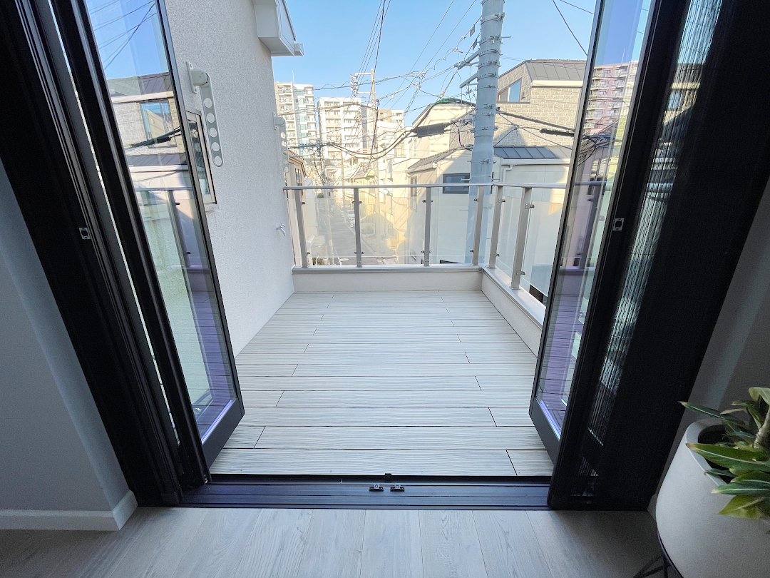 【目黒区 一戸建てバルコニー 樹脂木デッキ】after_01