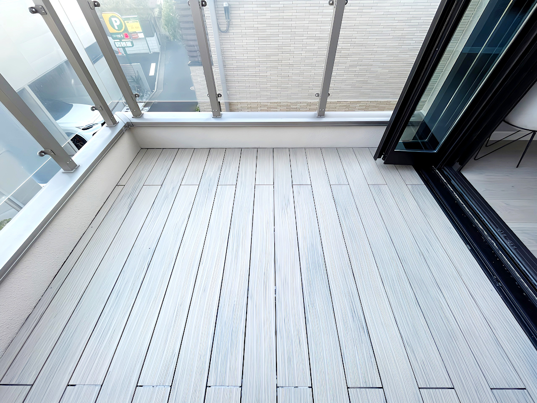 【目黒区 一戸建てバルコニー 樹脂木デッキ】after_02