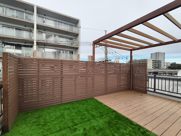 【埼玉県朝霧市 一戸建て屋上 樹脂木デッキ】after_01