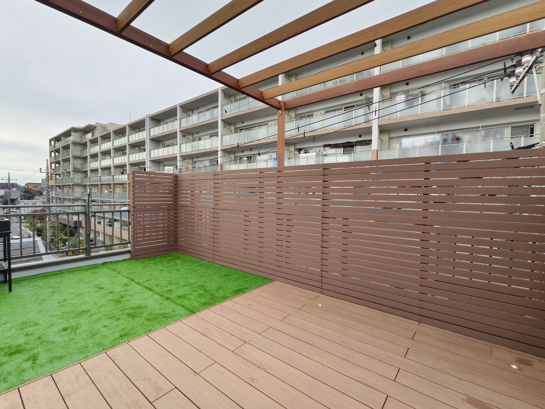 【埼玉県朝霧市 一戸建て屋上 樹脂木デッキ】after_03