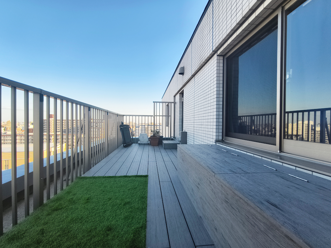 【江戸川区 マンションルーフバルコニー 樹脂木デッキ】after_01