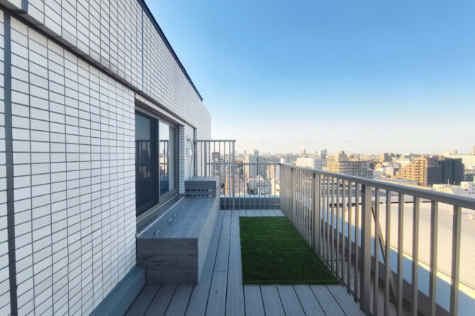 【江戸川区 マンションルーフバルコニー 樹脂木デッキ】after_top