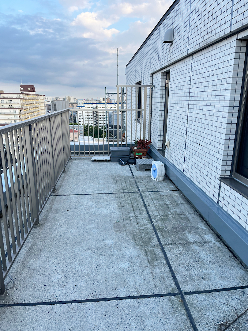 【江戸川区 マンションルーフバルコニー 樹脂木デッキ】before_01