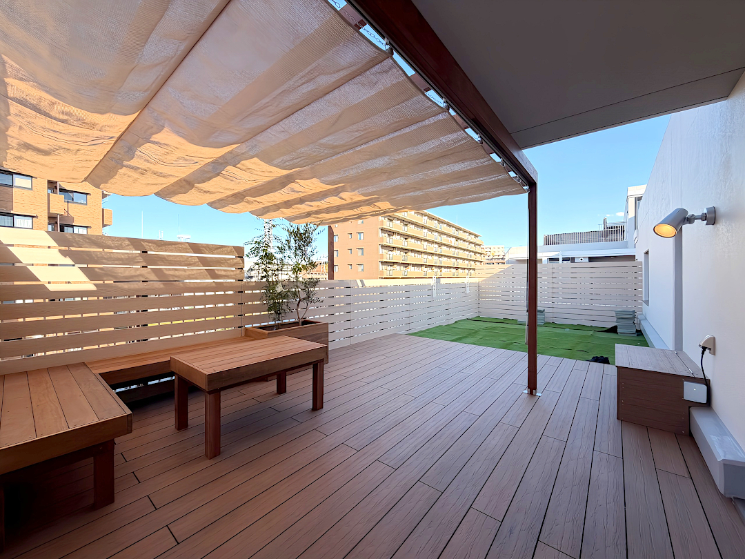 【横浜市港北区 マンションルーフバルコニー 樹脂木デッキ】after_02