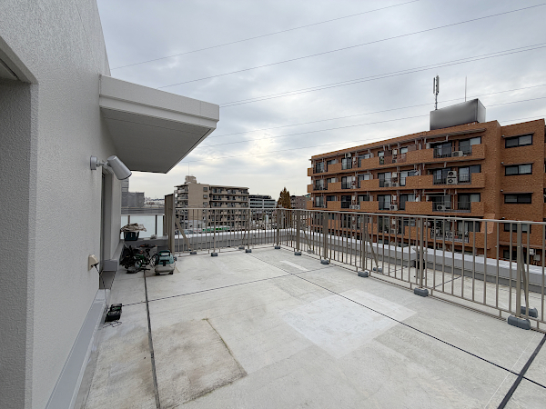 【横浜市港北区 マンションルーフバルコニー 樹脂木デッキ】before_01