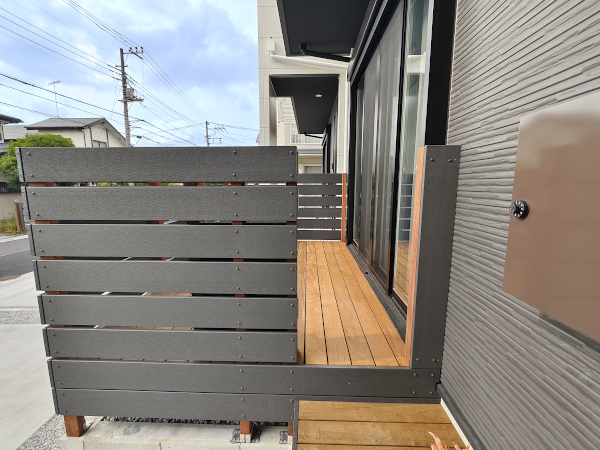 【鎌倉市 一戸建て庭 樹脂木デッキ】after_02