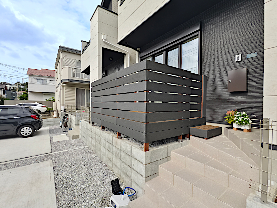 【鎌倉市 一戸建て庭 樹脂木デッキ】after_03