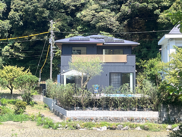 【鎌倉市 一戸建てバルコニー 樹脂木デッキ】A