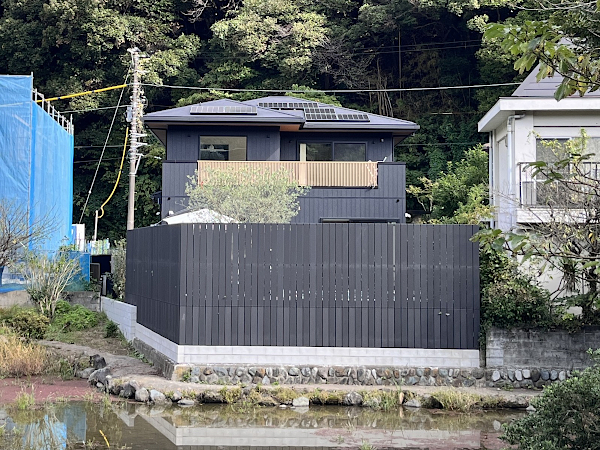 【鎌倉市 一戸建てバルコニー 樹脂木デッキ】A1