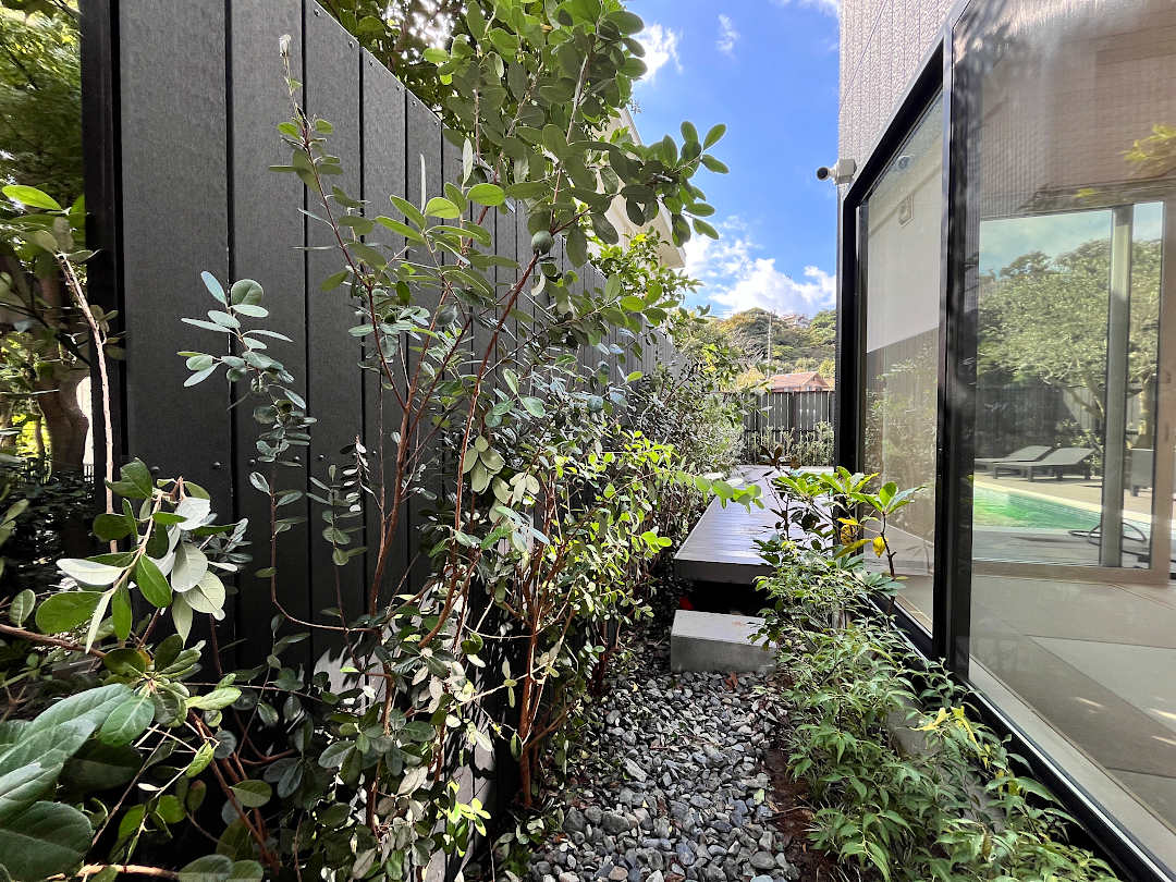 【鎌倉市 一戸建てバルコニー 樹脂木デッキ】A2