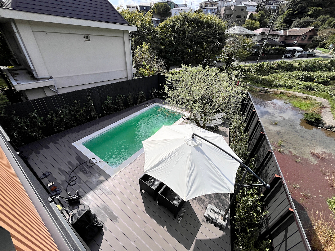 【鎌倉市 一戸建てバルコニー 樹脂木デッキ】B2