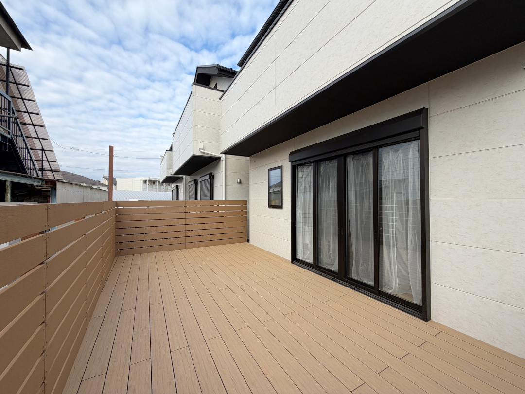【調布市 一戸建て庭 樹脂木デッキ 】after_01