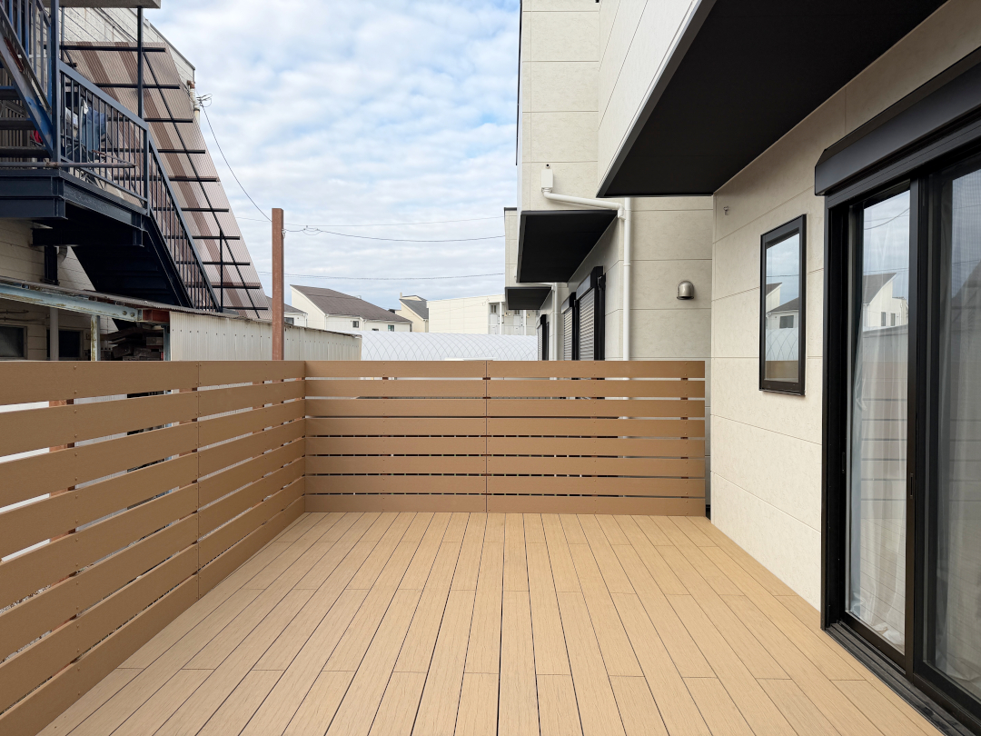 【調布市 一戸建て庭 樹脂木デッキ 】after_02