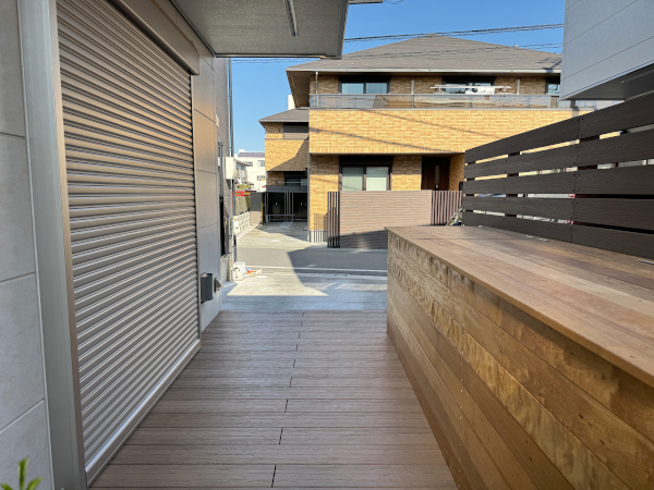 【狛江市 一戸建て庭 樹脂木デッキ】after_02