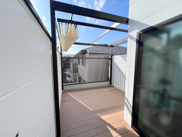 【練馬区 一戸建てバルコニー 樹脂木デッキ】A1