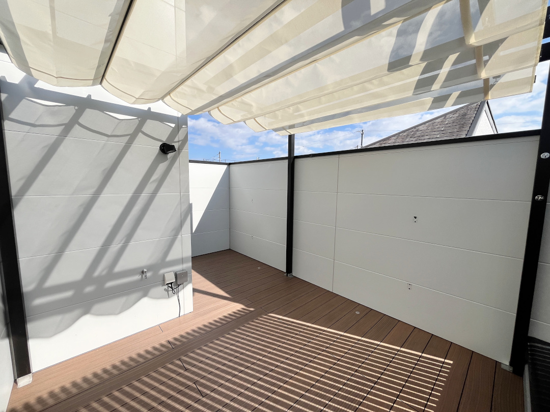 【練馬区 一戸建てバルコニー 樹脂木デッキ】A2