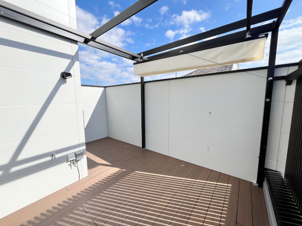 【練馬区 一戸建てバルコニー 樹脂木デッキ】B