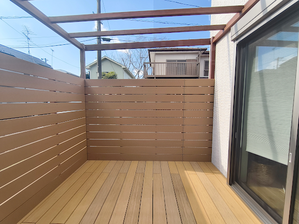 【相模原市 一戸建て庭 樹脂木デッキ 】after_03