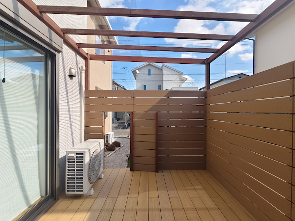 【相模原市 一戸建て庭 樹脂木デッキ 】after_04