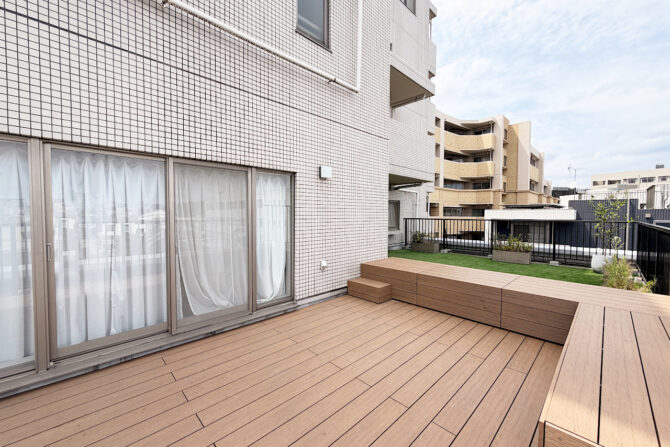 【目黒区 マンションルーフバルコニー 樹脂木デッキ 】after_top