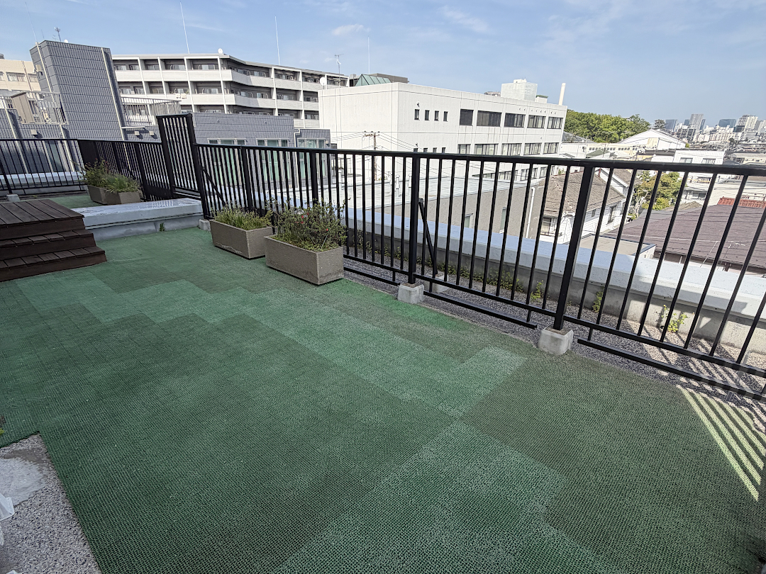 【目黒区 マンションルーフバルコニー 樹脂木デッキ 】before_01